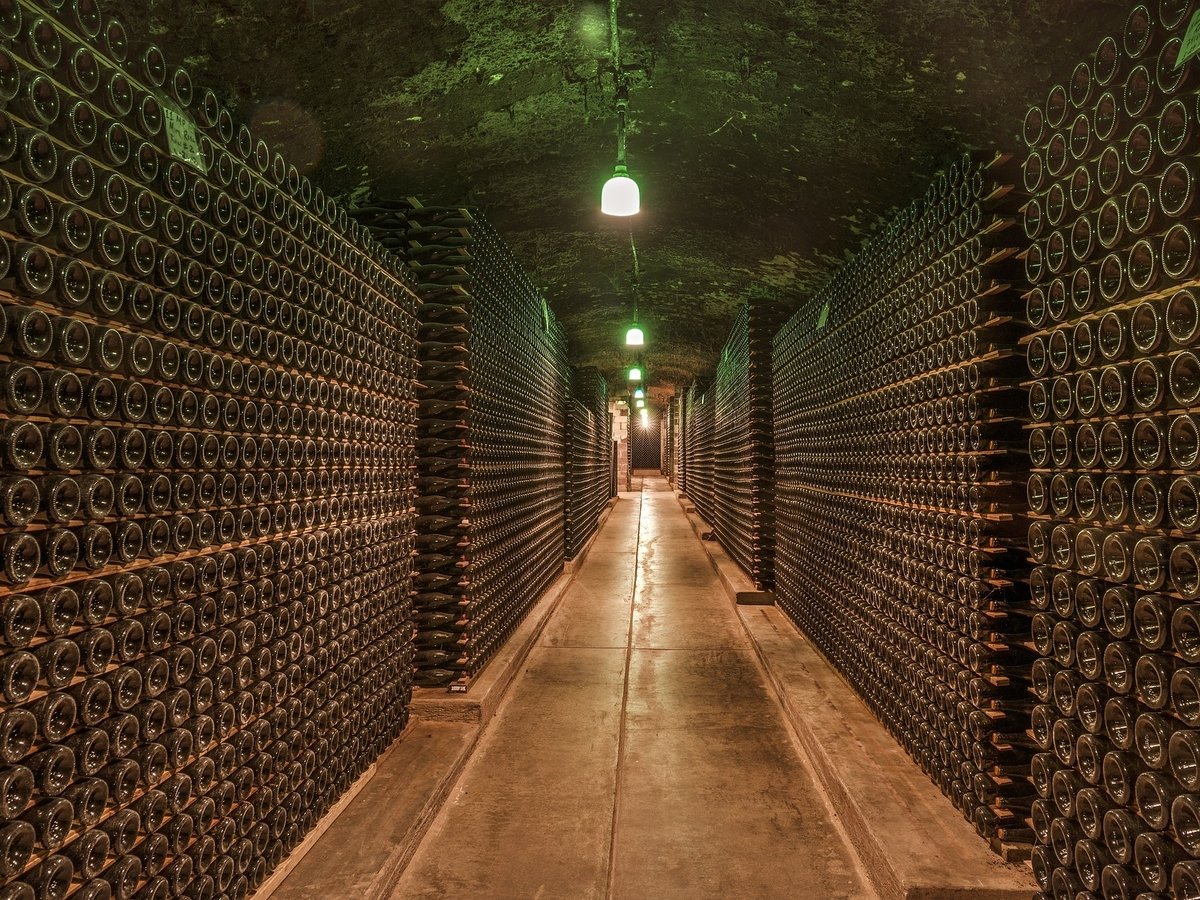В Париже воры вынесли из мишленовского ресторана не деньги, а 150 бутылок вина