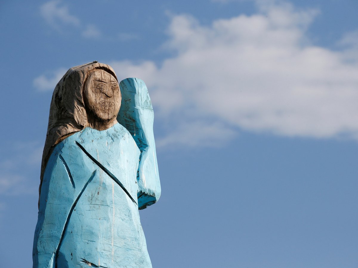 Мелания из Словении, совы и реставрация: подборка смешных и странных статуй