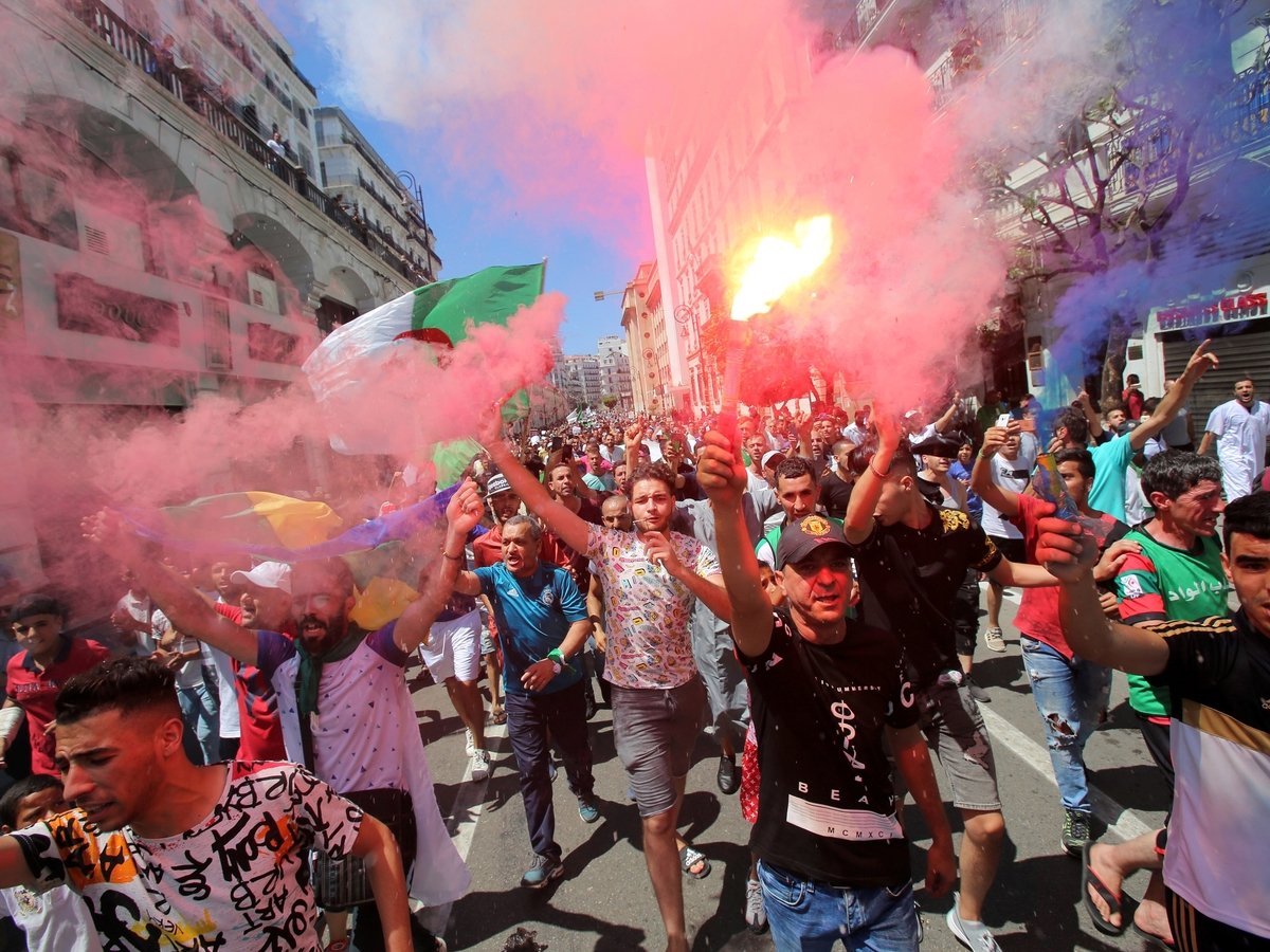 В Алжире празднуют независимость от Франции и заодно протестуют против власти
