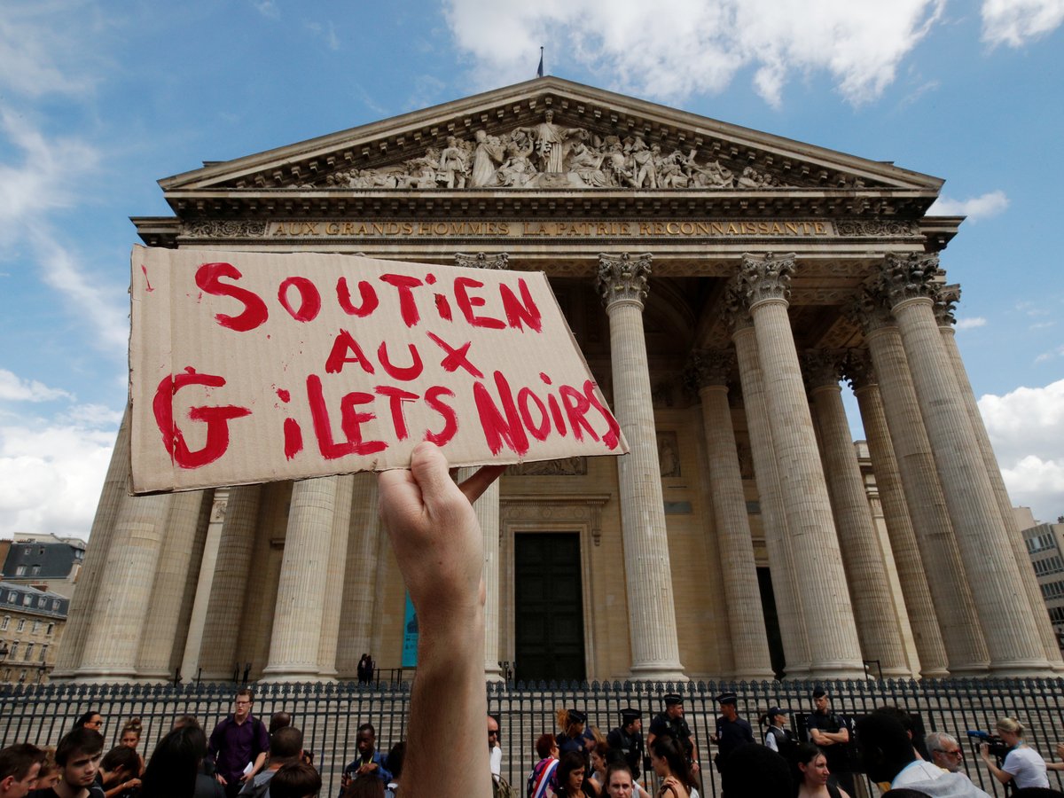 "Чёрные жилеты": сотни мигрантов ворвались в Пантеон в Париже. Чего они хотят?