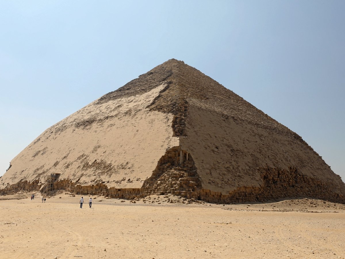 В Египте открыли "неправильную пирамиду": кривая постройка привлечёт туристов