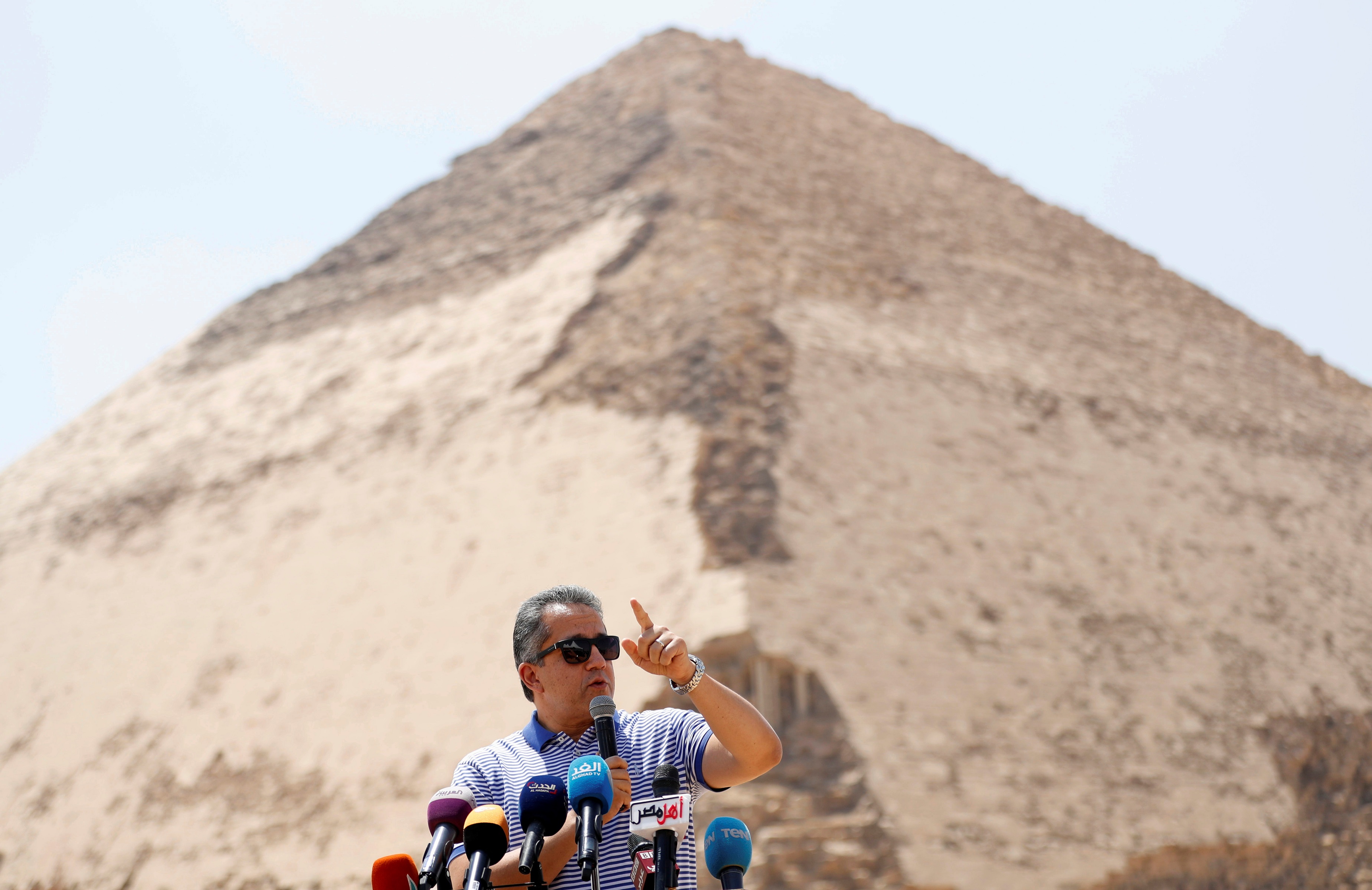 Министр по делам древностей Египта Халед эль-Энани открывает пирамиду