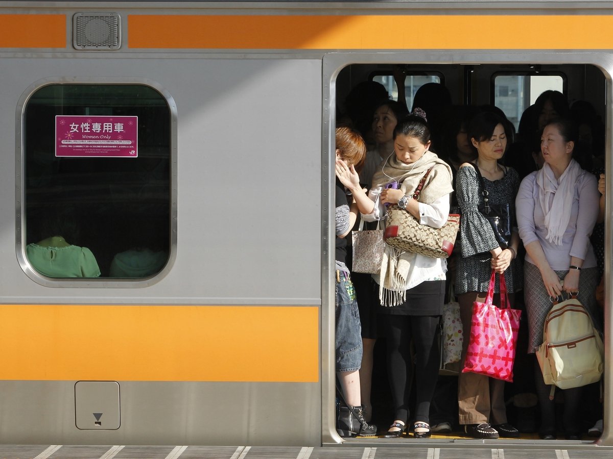 Чтобы туристы на Олимпиаде-20 смогли залезть в поезда, японцев отправят по домам