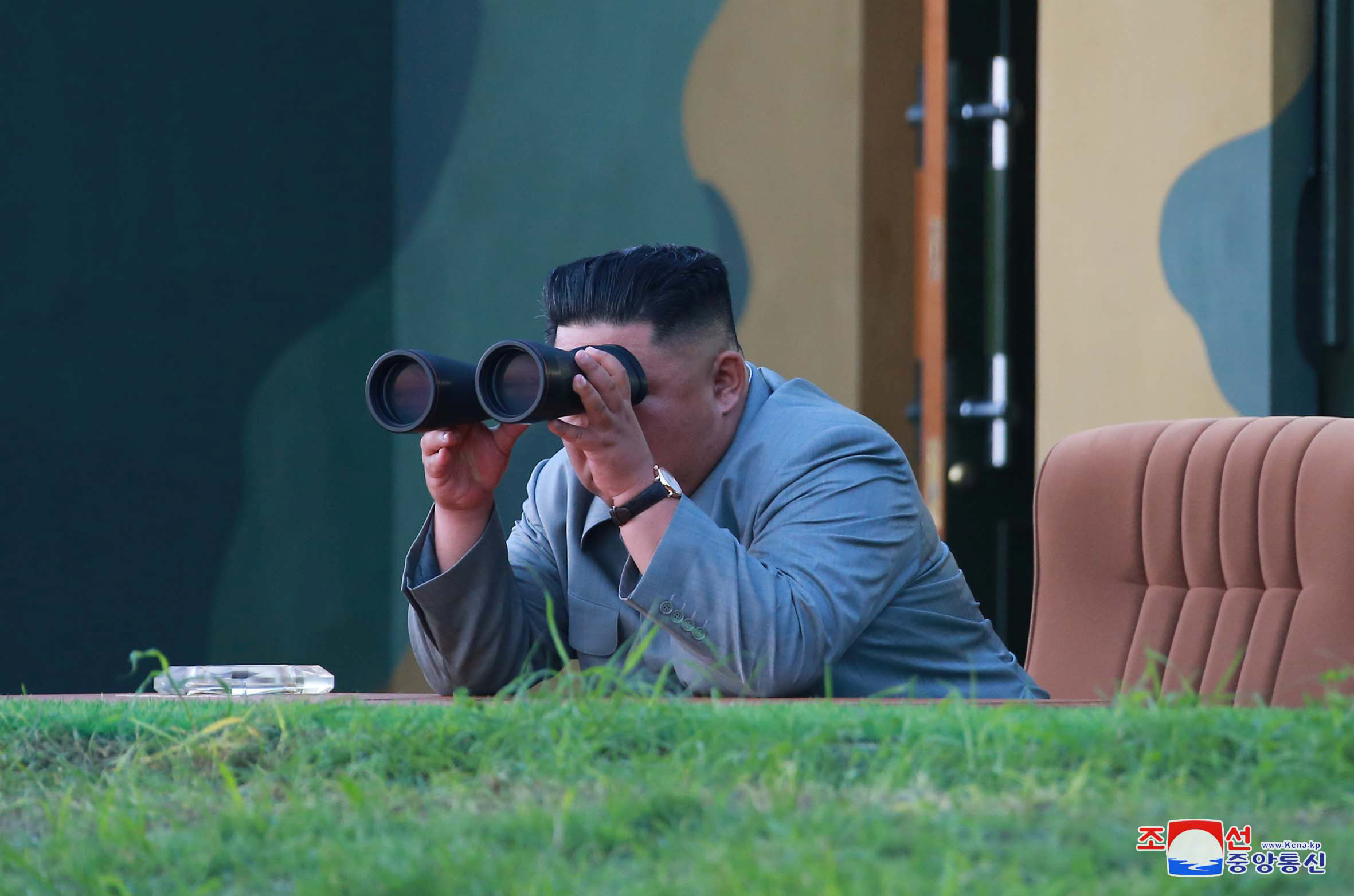 Ким Чен Ын наблюдает за военной мощью своей страны