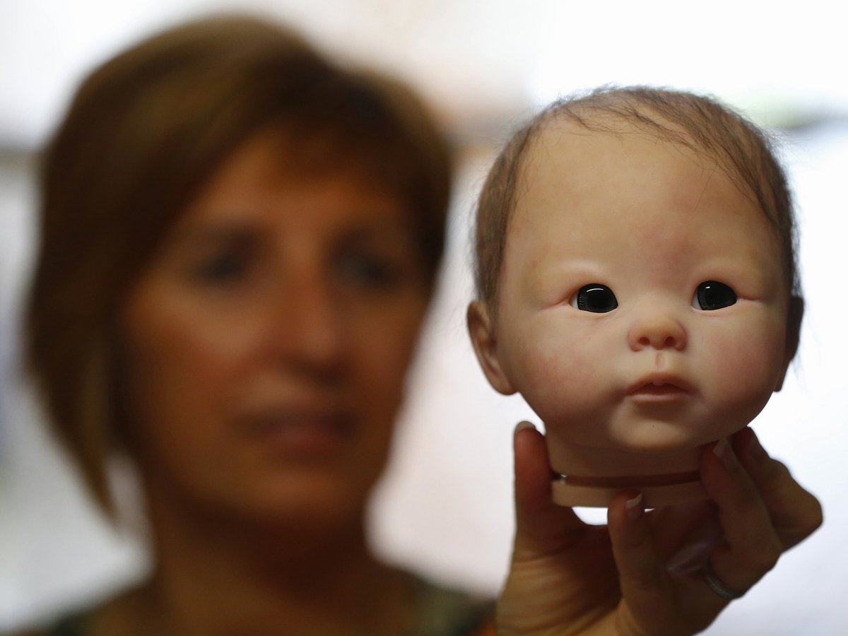 Родители-блогеры превратили своего ребенка в куклу и выставили на продажу