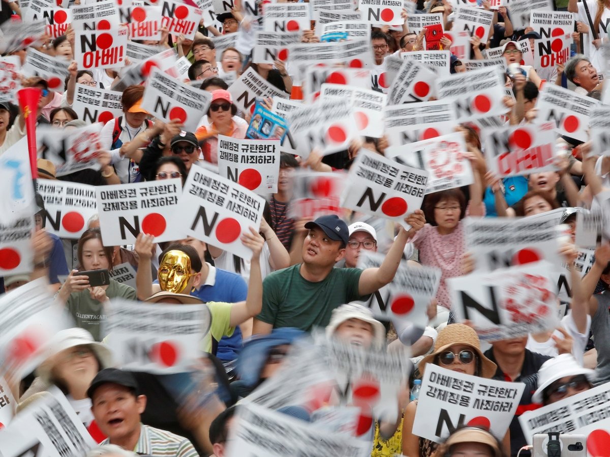 Япония ввела против Южной Кореи торговые санкции. Корейцы обиделись и протестуют