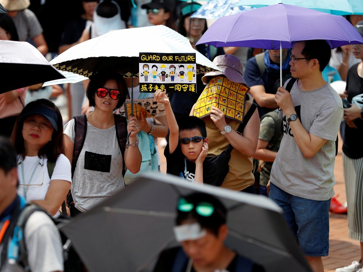 Гонконгские семьи с детьми вышли на улицы, чтобы поддержать протестующих