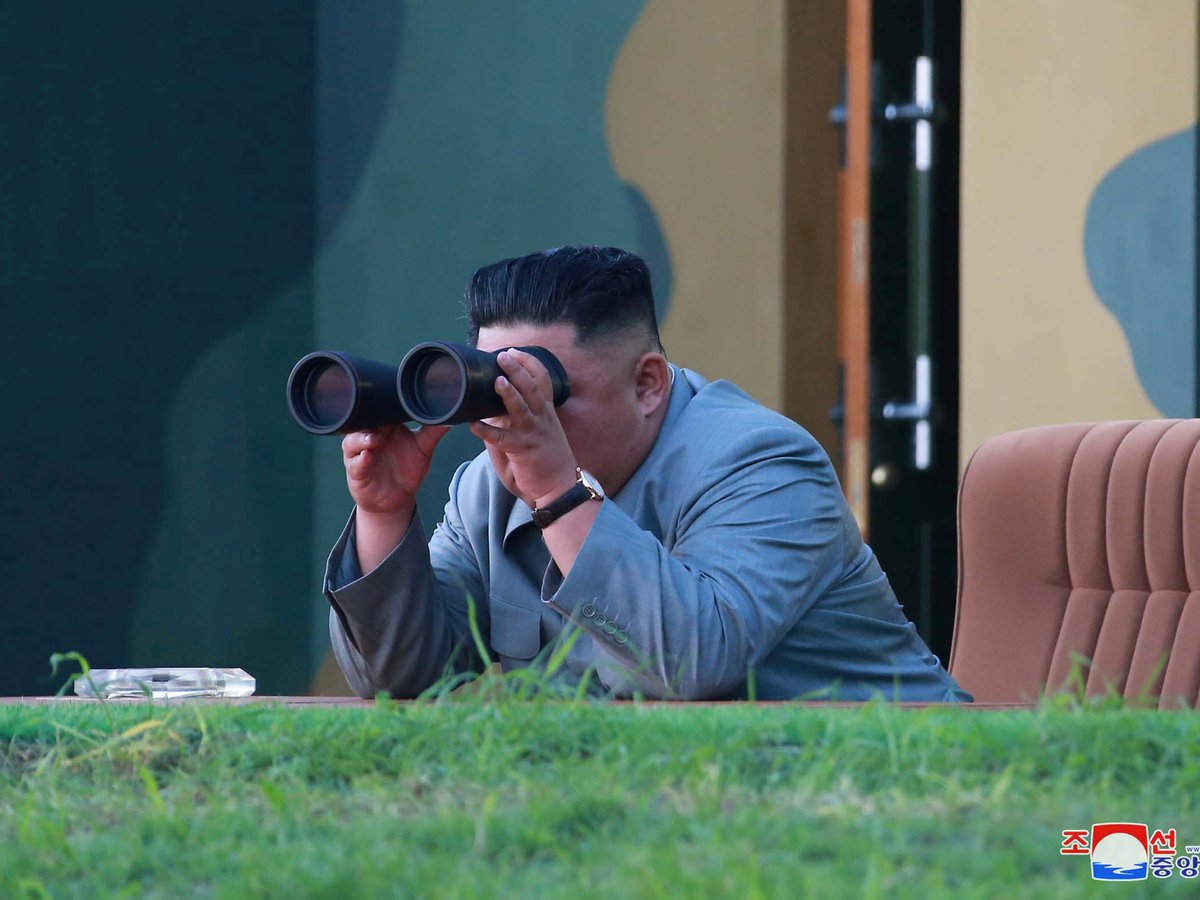 Северная Корея опять запустила ракеты, а ещё обозвала президента Южной наглецом