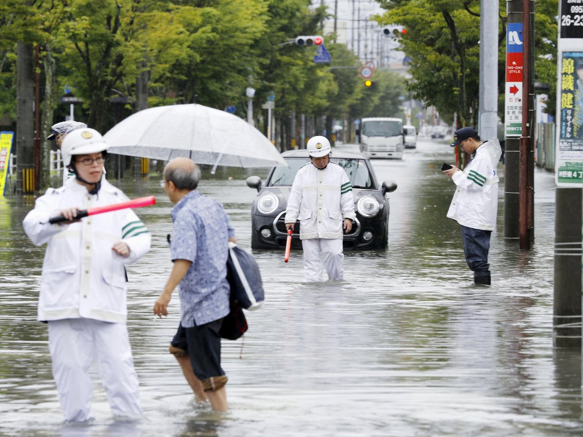 Японию затопило из-за дождей: почти миллион жителей хотят эвакуировать (фото)