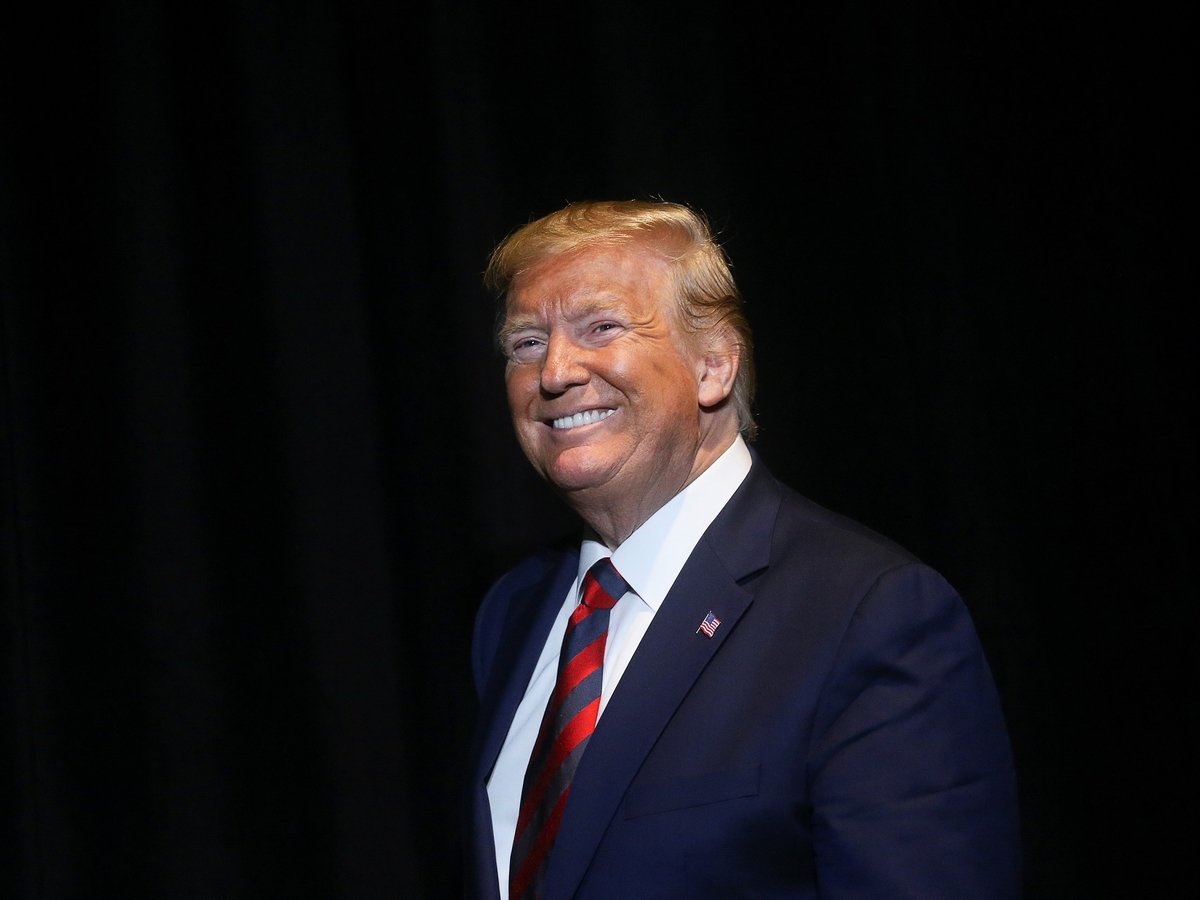 Дональд Трамп апельсинового цвета не из-за автозагара — президент винит лампочки