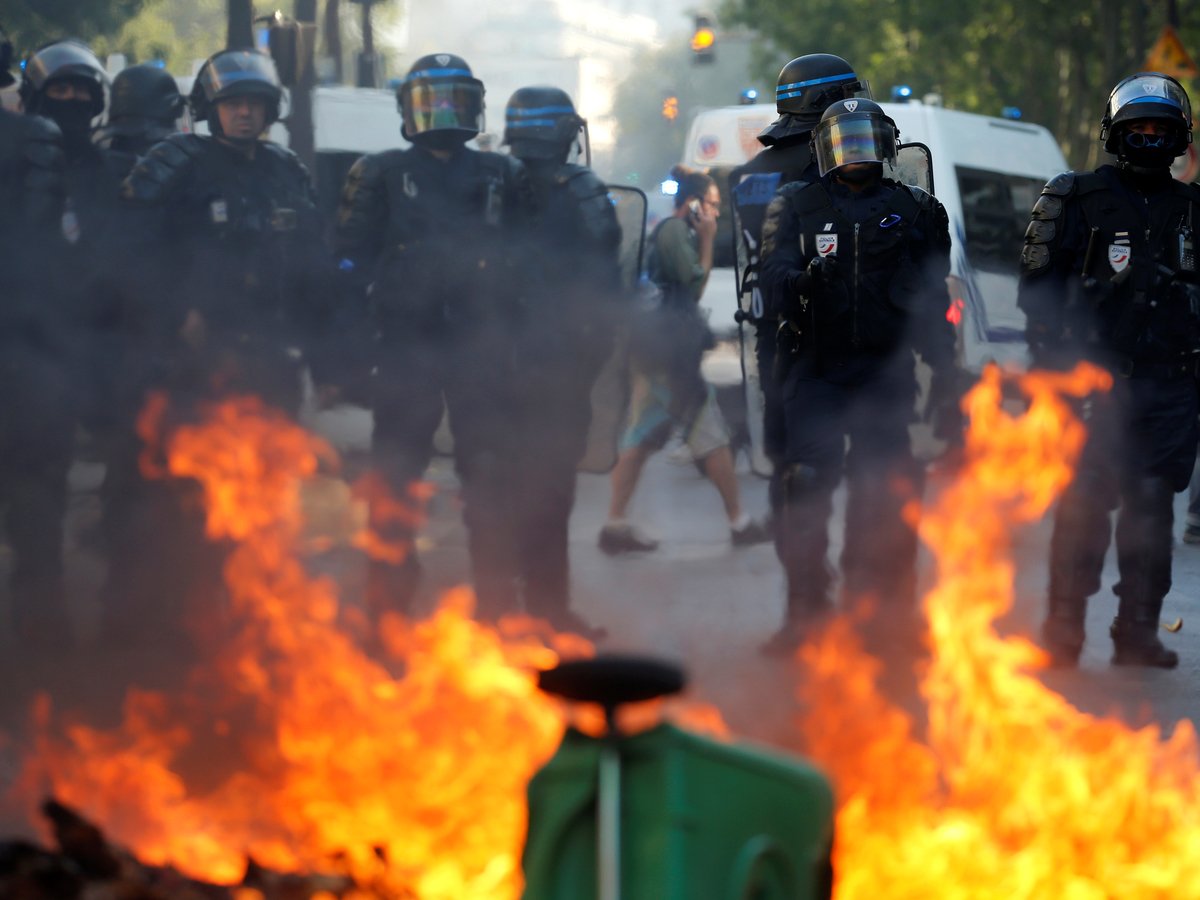 Протестуют все: экоактивисты, "жёлтые жилеты" и анархисты бесчинствуют в Париже
