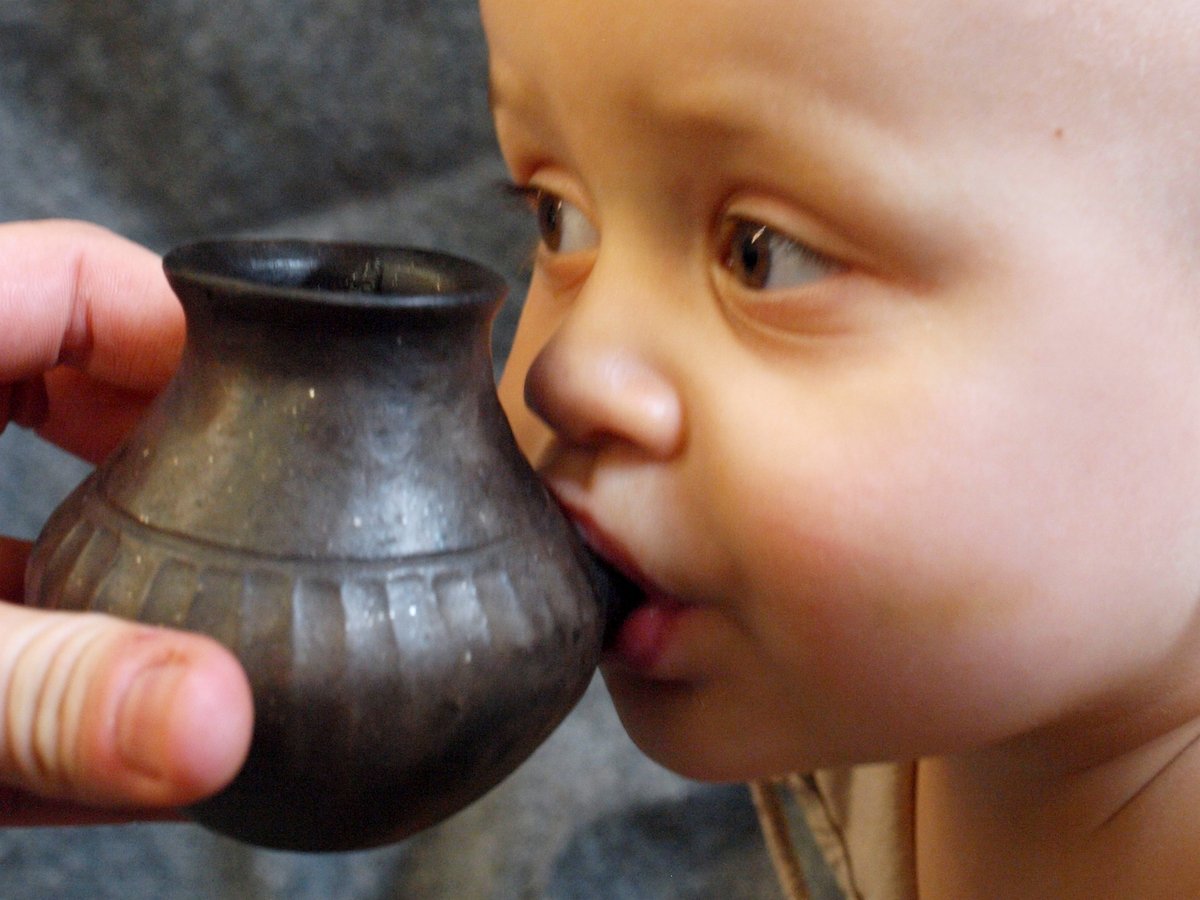 Доисторическое мимими: первобытные люди кормили детей из милых бутылочек (фото)