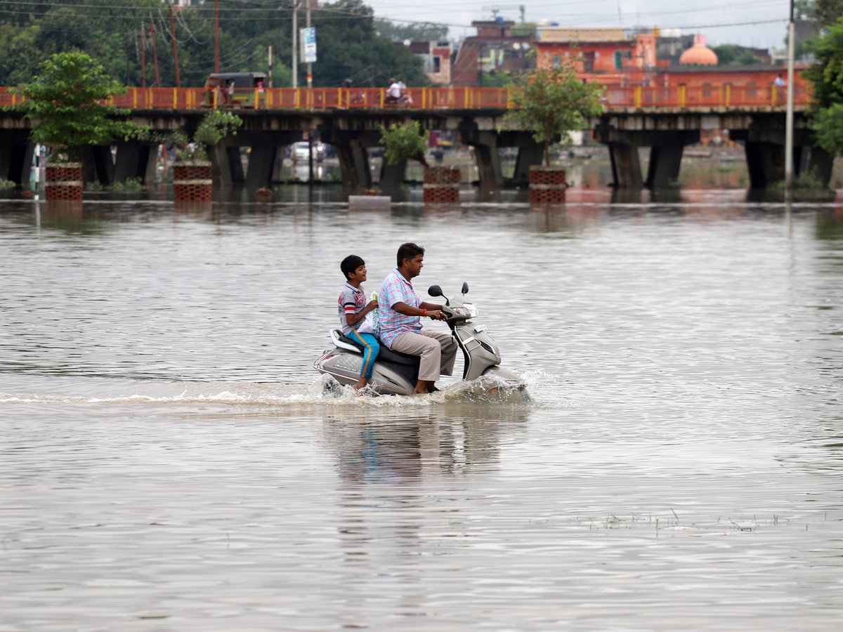 Наводнение в 2-х индийских штатах унесло жизни 122 человек (фото, видео)