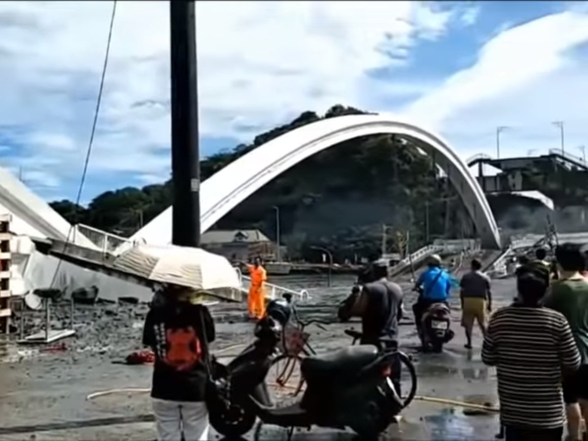 В Тайване 140-метровый мост рухнул, похоронив под собой рыбаков (фото, видео)
