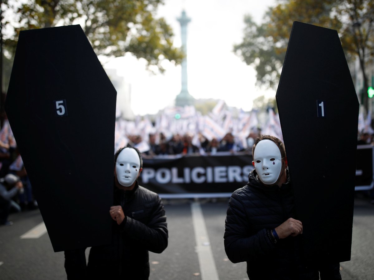 Забастовка, гробы и ярость: в Париже тысячи полицейских устроили "марш гнева"