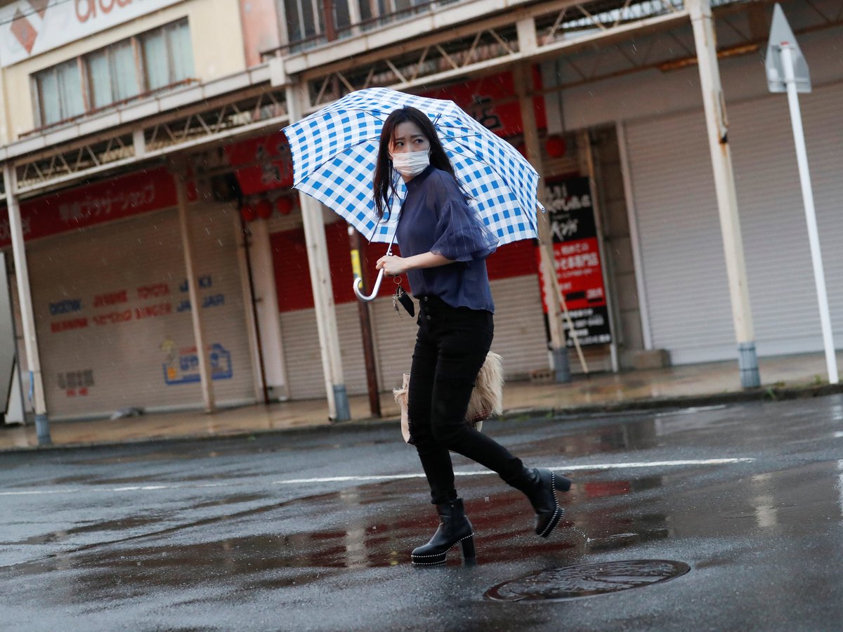 Погода в Японии не радует. В страну пришёл тайфун  — самый мощный за 60 лет
