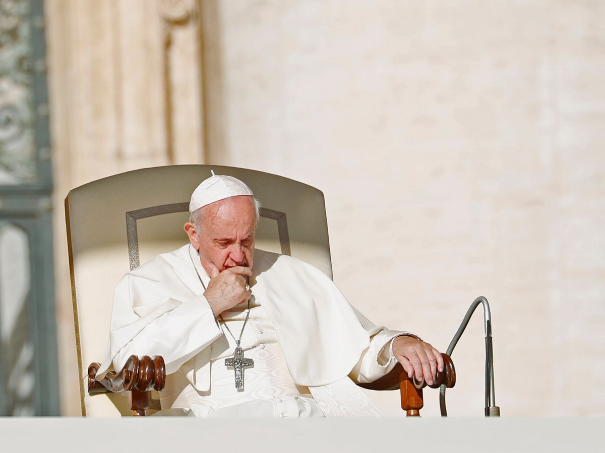 Папа Римский хотел всех благословить, но случайно признался в любви к регби