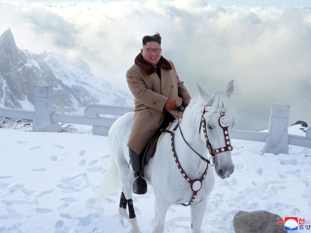 Ким Чен Ын поскакал на лошадке на самую высокую гору в КНДР (фото)