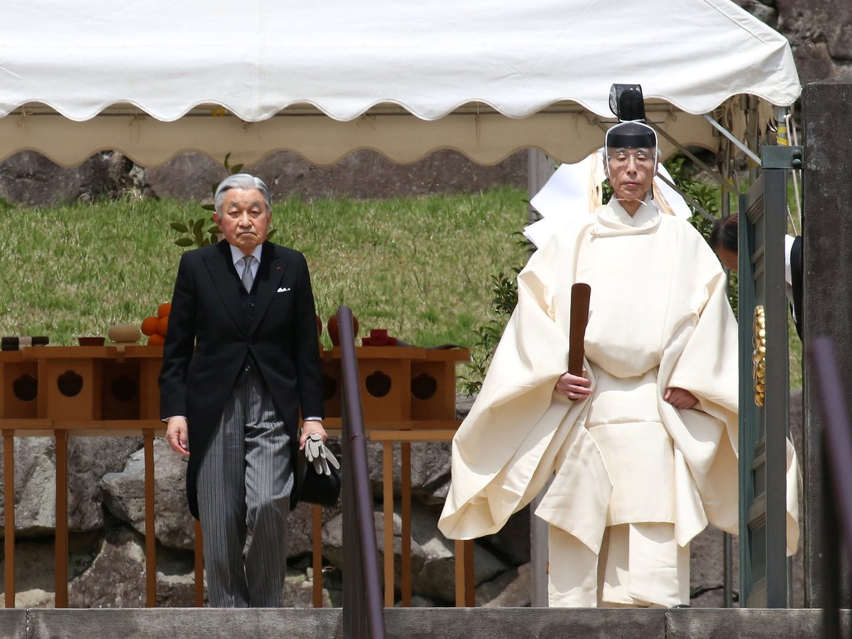 Японцы любят императора, но не хотят оплачивать его религиозные обряды