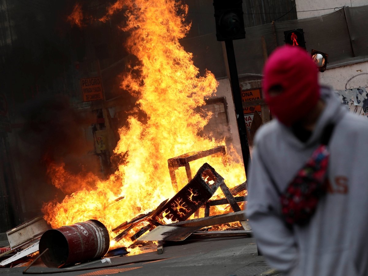 Столица в огне, режим ЧП и человеческие жертвы: что происходит в Чили? (фото)