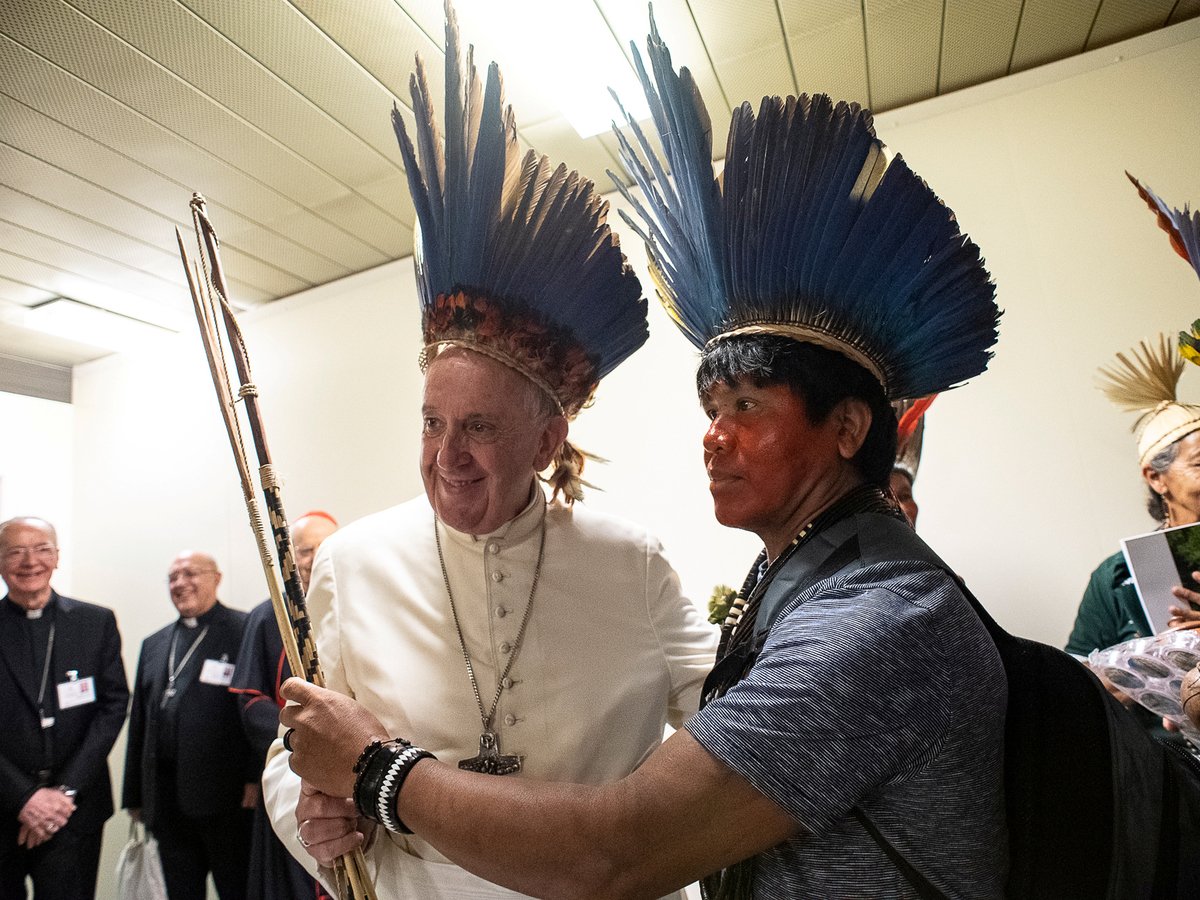 "Католические экстремисты" утопили амазонские статуи и огорчили Папу римского
