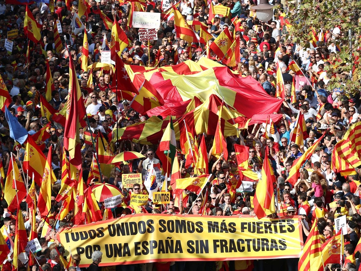 Независимости хотят не все: 80 000 каталонцев митингуют за единую Испанию
