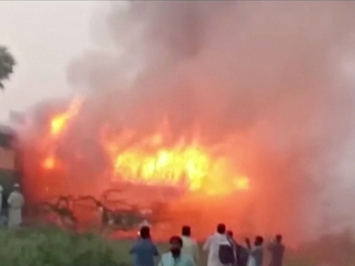 В Пакистане загорелся поезд, погибли 65 человек. Причина пожара — яичница