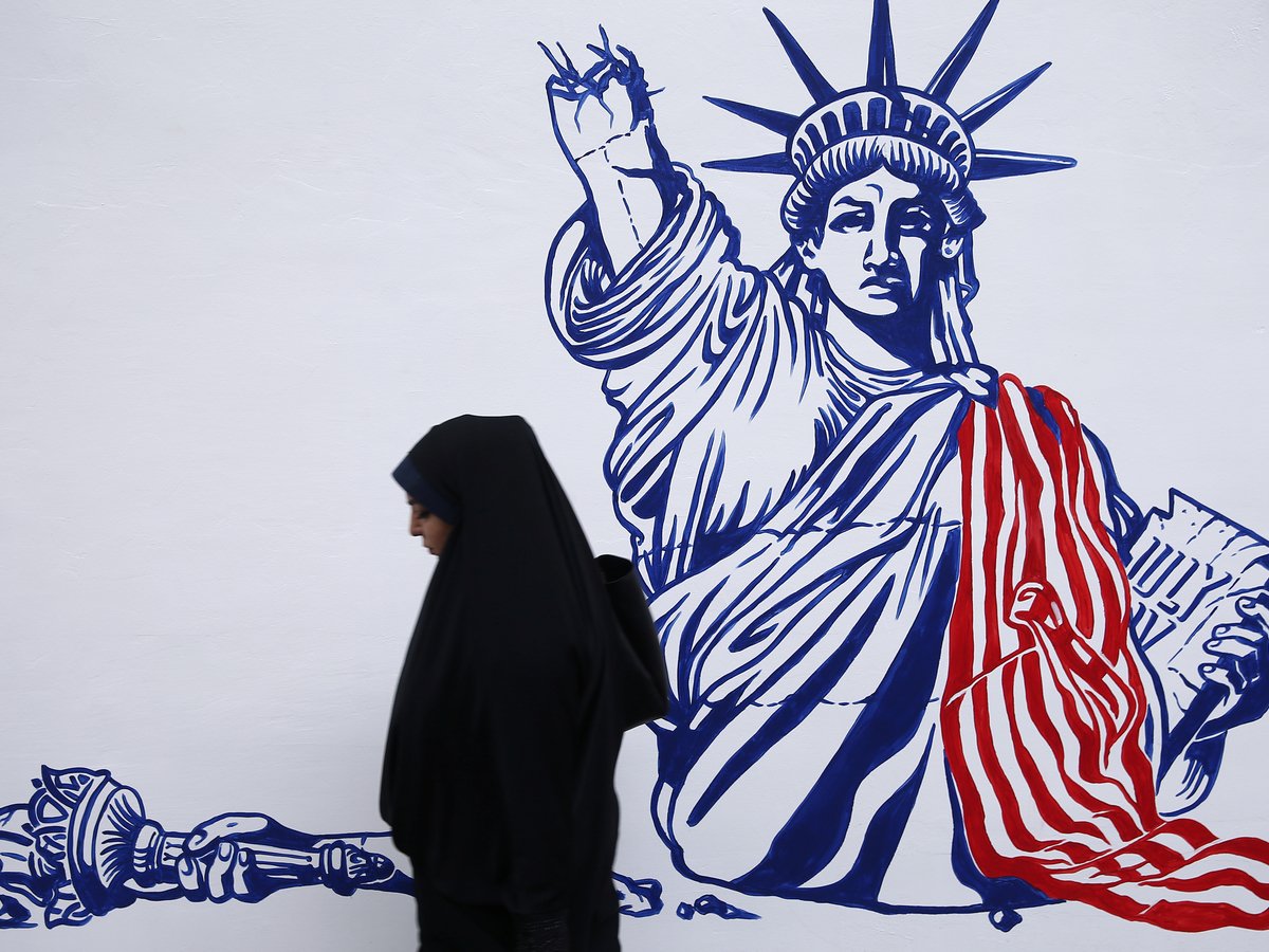 Флаги, лозунги и расписные стены — в Иране празднуют захват посольства США