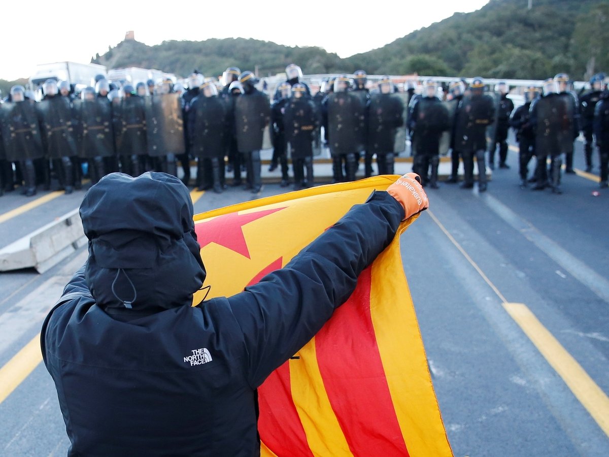 У полицейских Франции хлопот всё больше — теперь разгоняют каталонцев