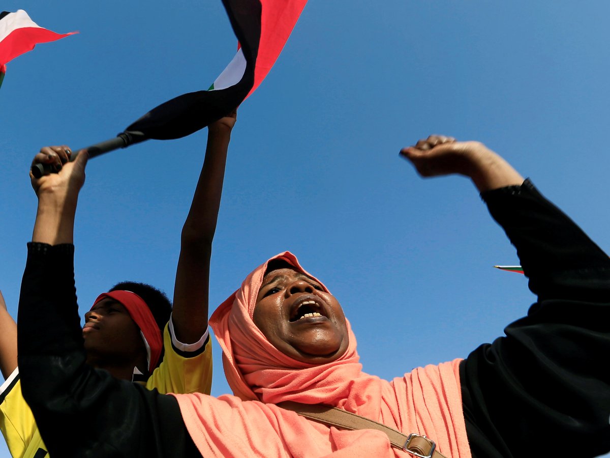 В Судане новые власти распустили бывшую правящую партию и освободили женщин 