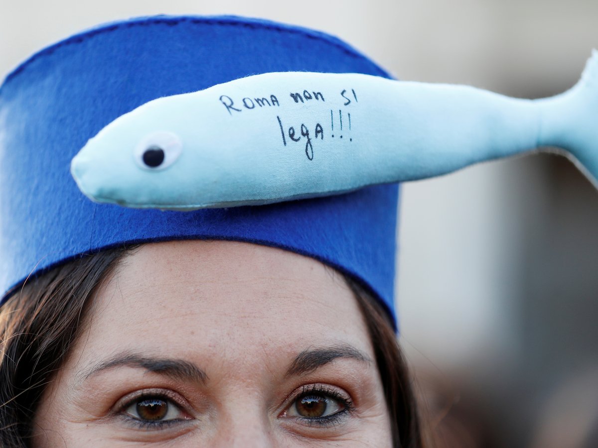 Сардины против Сальвини: итальянцы борются с крайне правыми символами рыбок
