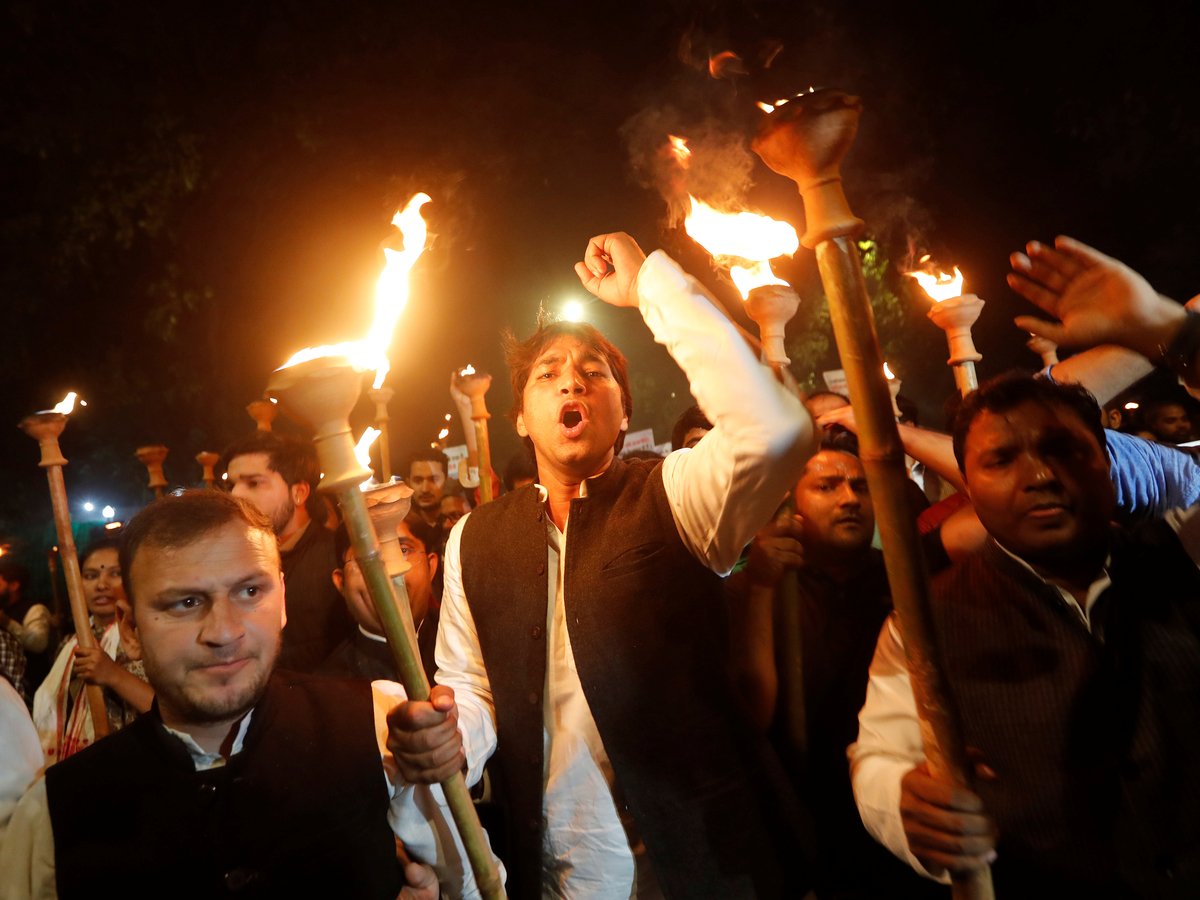 Жители Индии огорчились из-за "антимусульманского" закона и пошли жечь автобусы