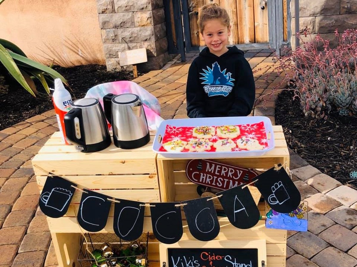 Мини-Санта: 5-летняя девочка оплатила обеды 123 школьникам, продавая печеньки