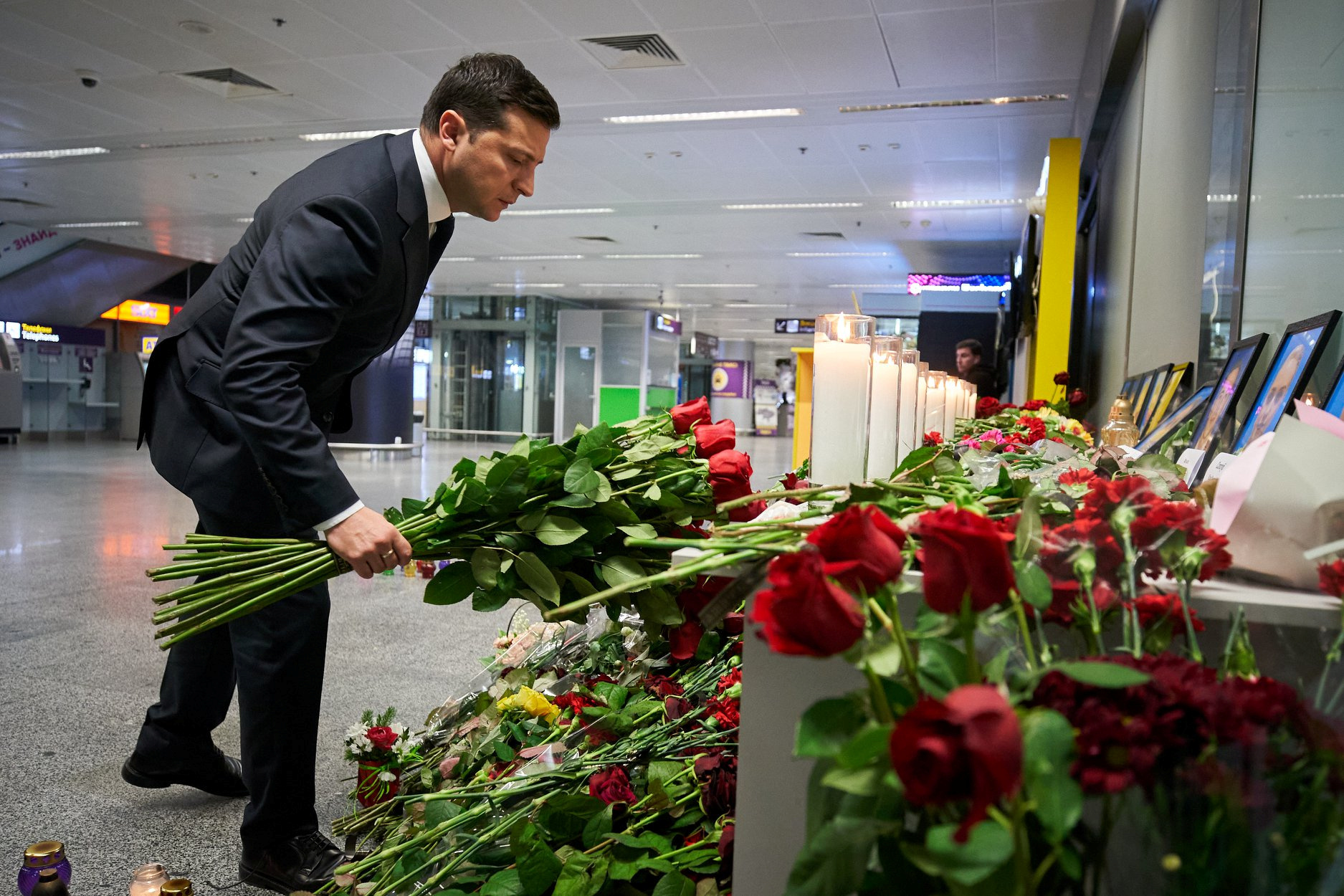 Президент Украины возложил цветы в Международном аэропорту "Борисполь" 