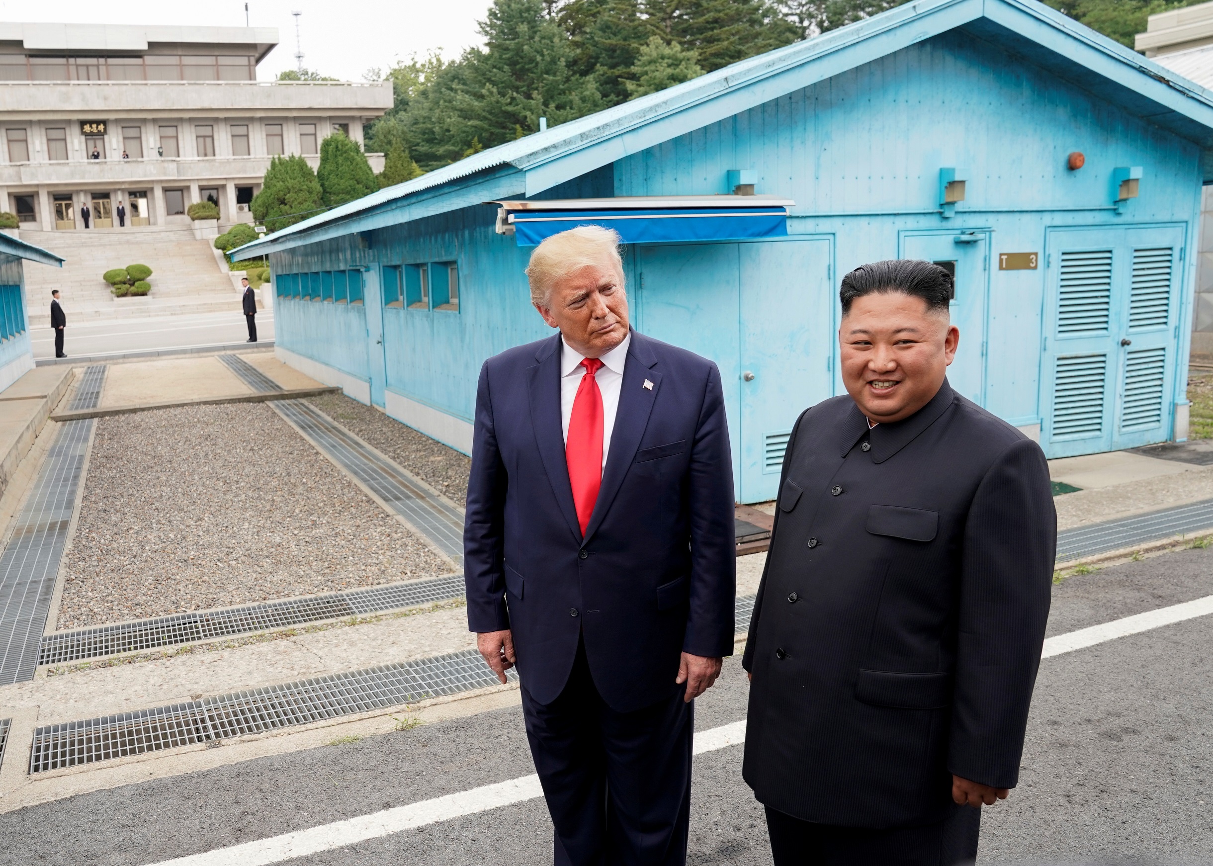 Ким и Дональд в демилитаризованной зоне