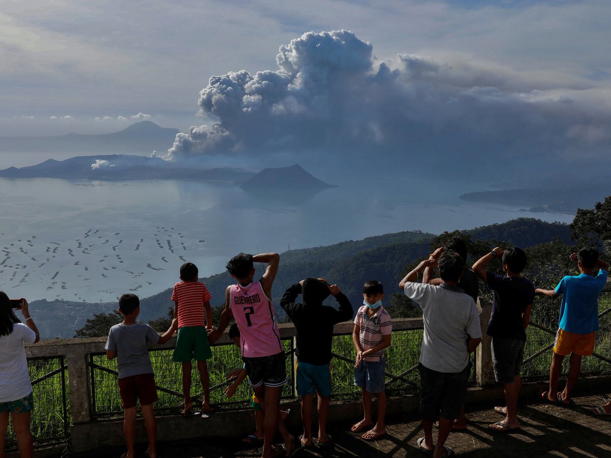 Вулкан на Филиппинах угрожает безопасности 500 000 местных жителей (фото+видео)