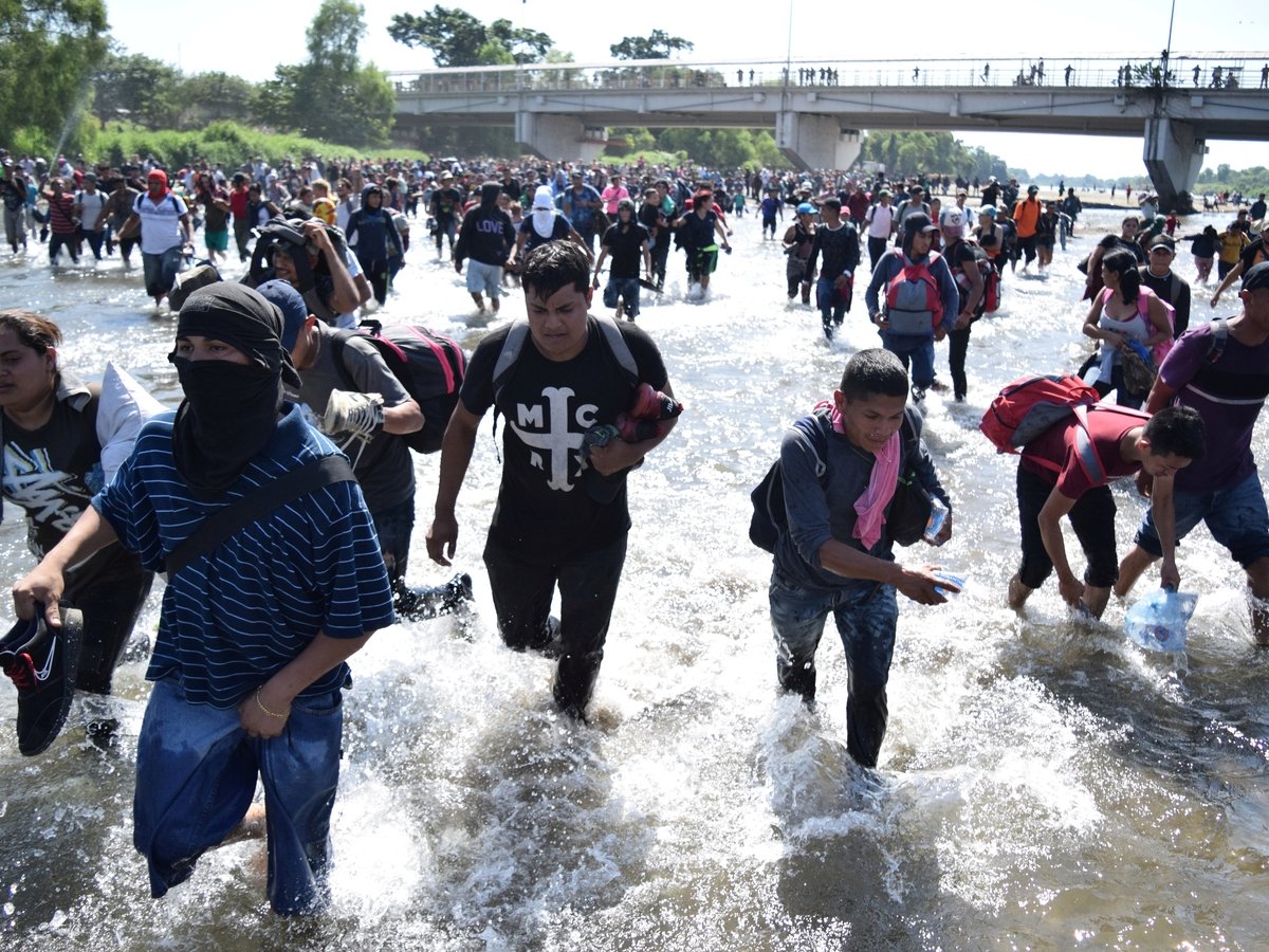 Новый "караван мигрантов" дошёл до Мексики, но его развернули у границы