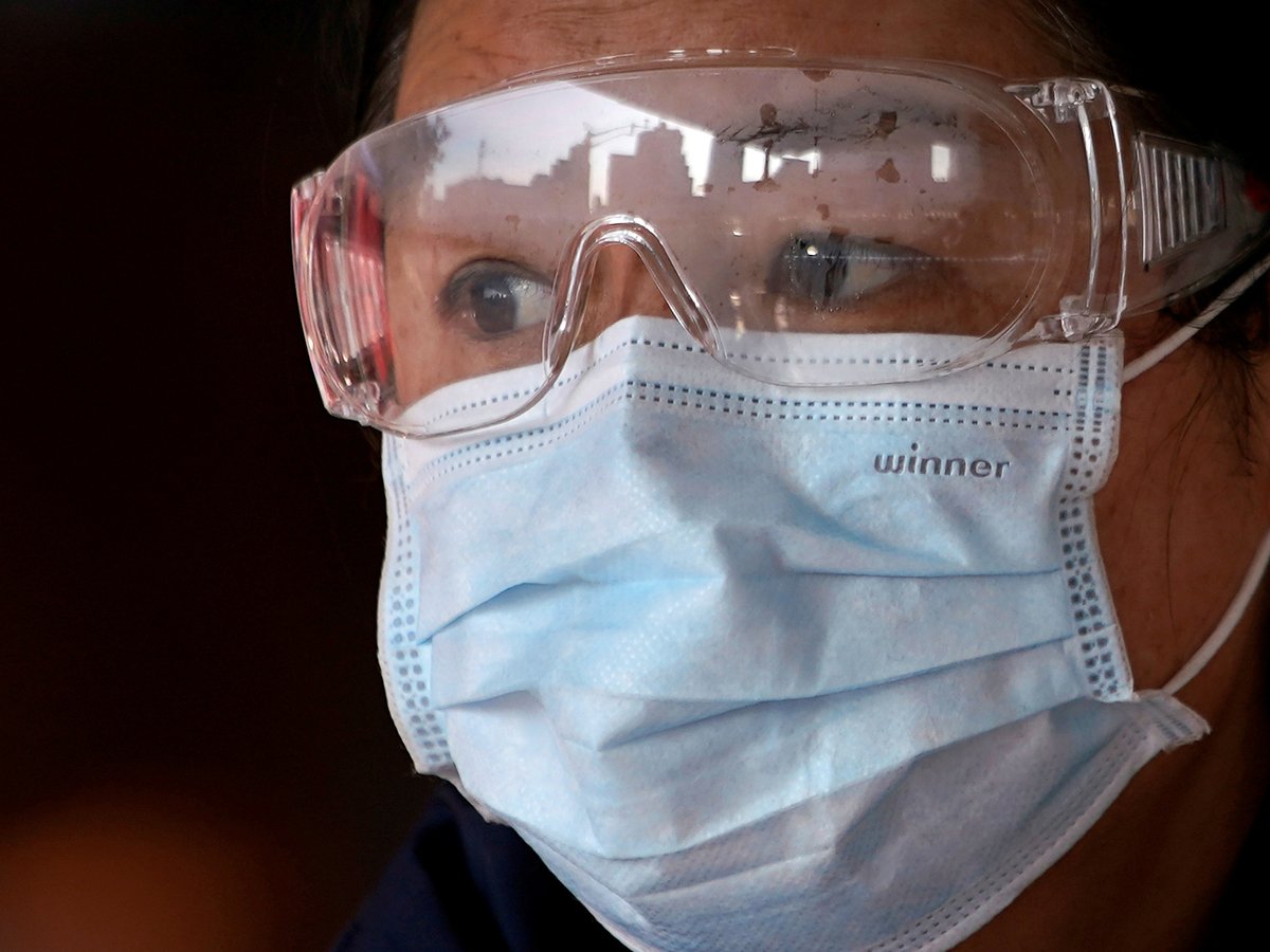 Из-за коронавируса в мире дефицит медицинских масок. Но есть ли от них толк?
