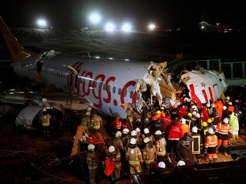 В Стамбуле самолёт съехал со взлётной полосы. 179 человек пострадали, 3 погибли