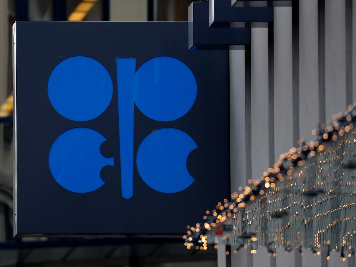 ОПЕК+ решила сократить добычу нефти. Что это означает для России и мира