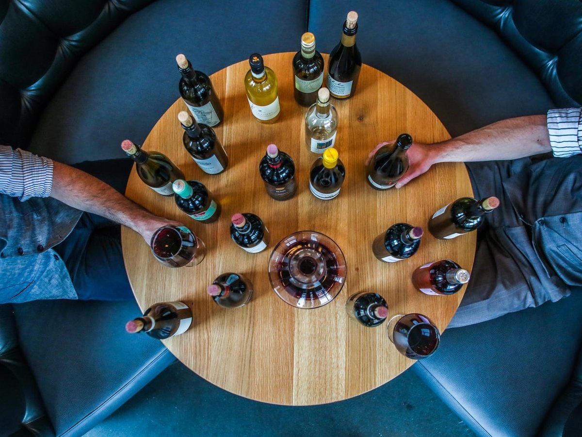 Винодельни запускают виртуальные дегустации —  чтобы любители вина не грустили