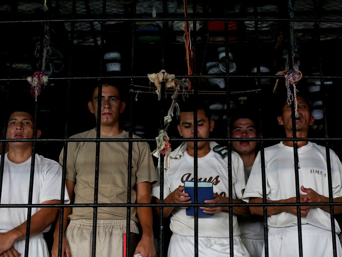 В тюрьмах Сальвадора людей заперли в камерах без окон и дверей