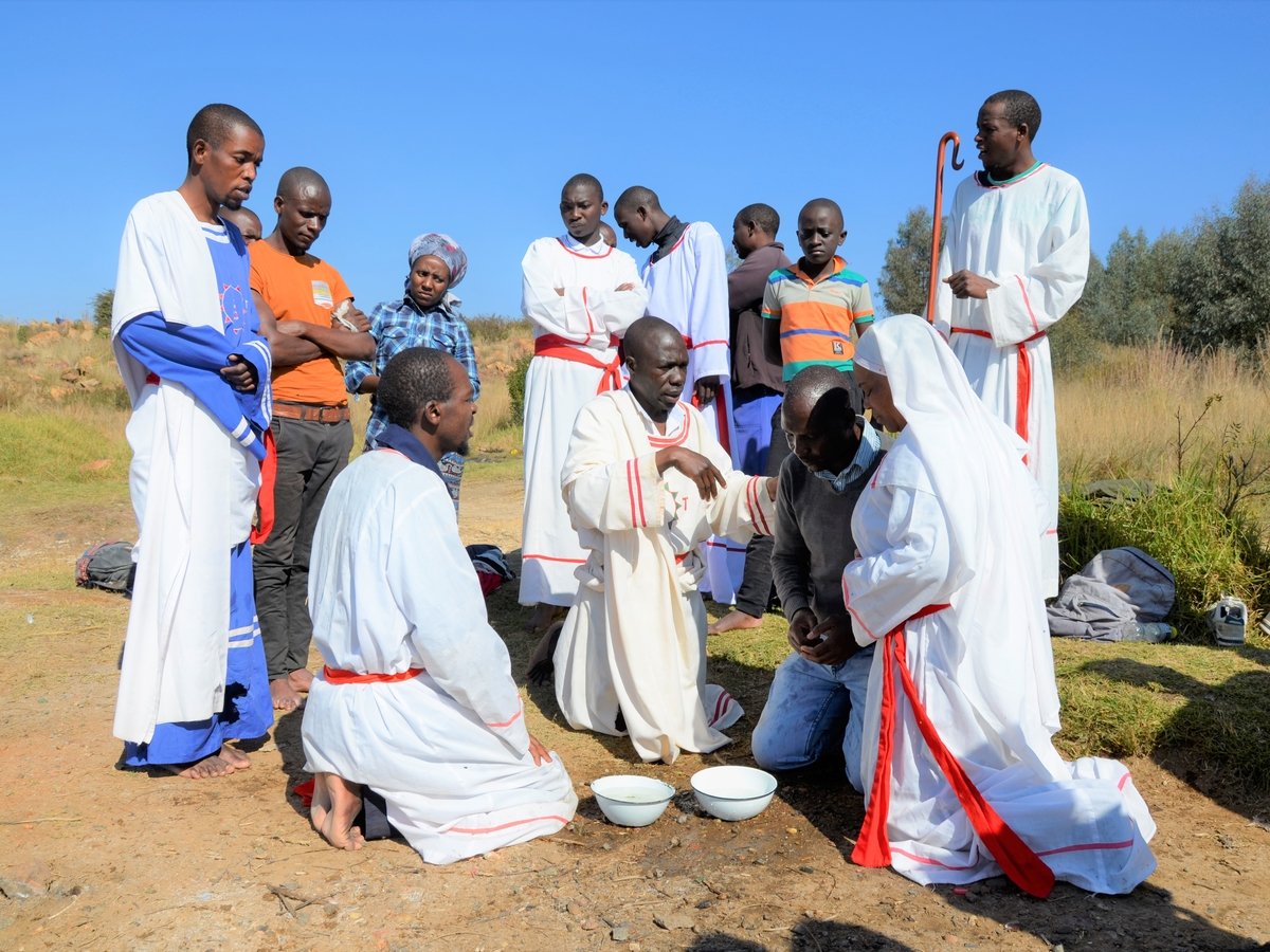 В Африке ждут воскресения пастора, "исцелявшего" от covid-19. Он умер от вируса