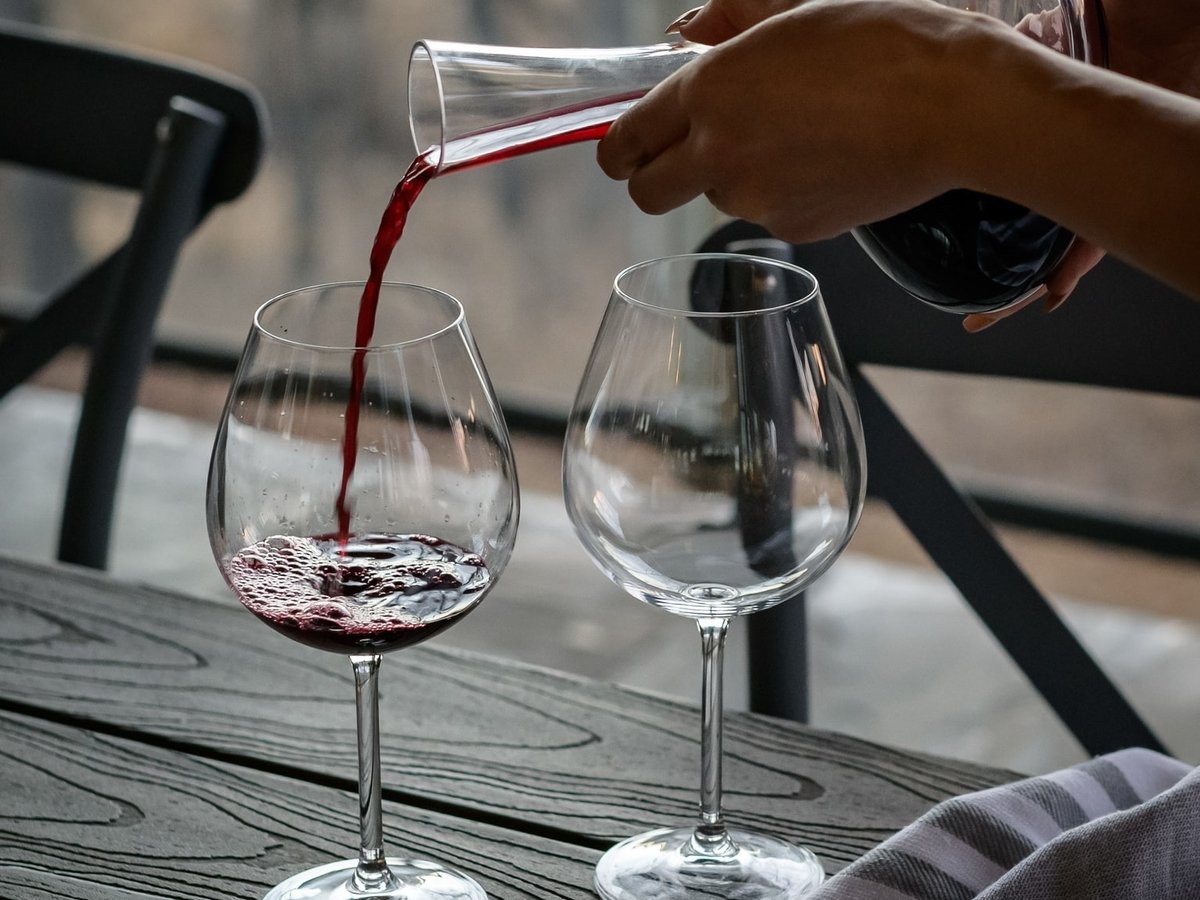 Сомелье грустят: запасы вина в Италии превратят в санитайзеры для рук 