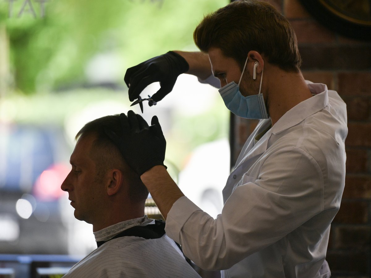Парикмахеры выходят в онлайн, чтобы спасти волосы клиентов
