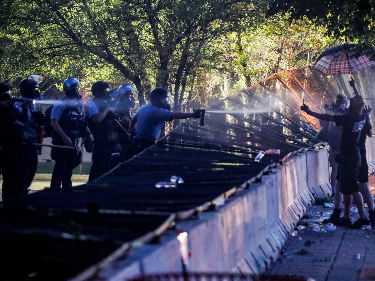 Слезоточивый газ и перцовые баллончики разгоняют протесты и усугубляют пандемию