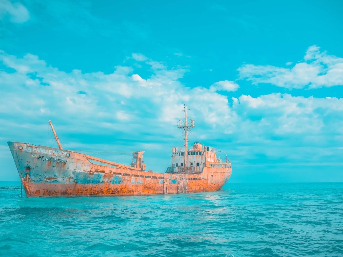 В Красном море гниёт танкер с тоннами нефти. Он может взорваться в любой момент