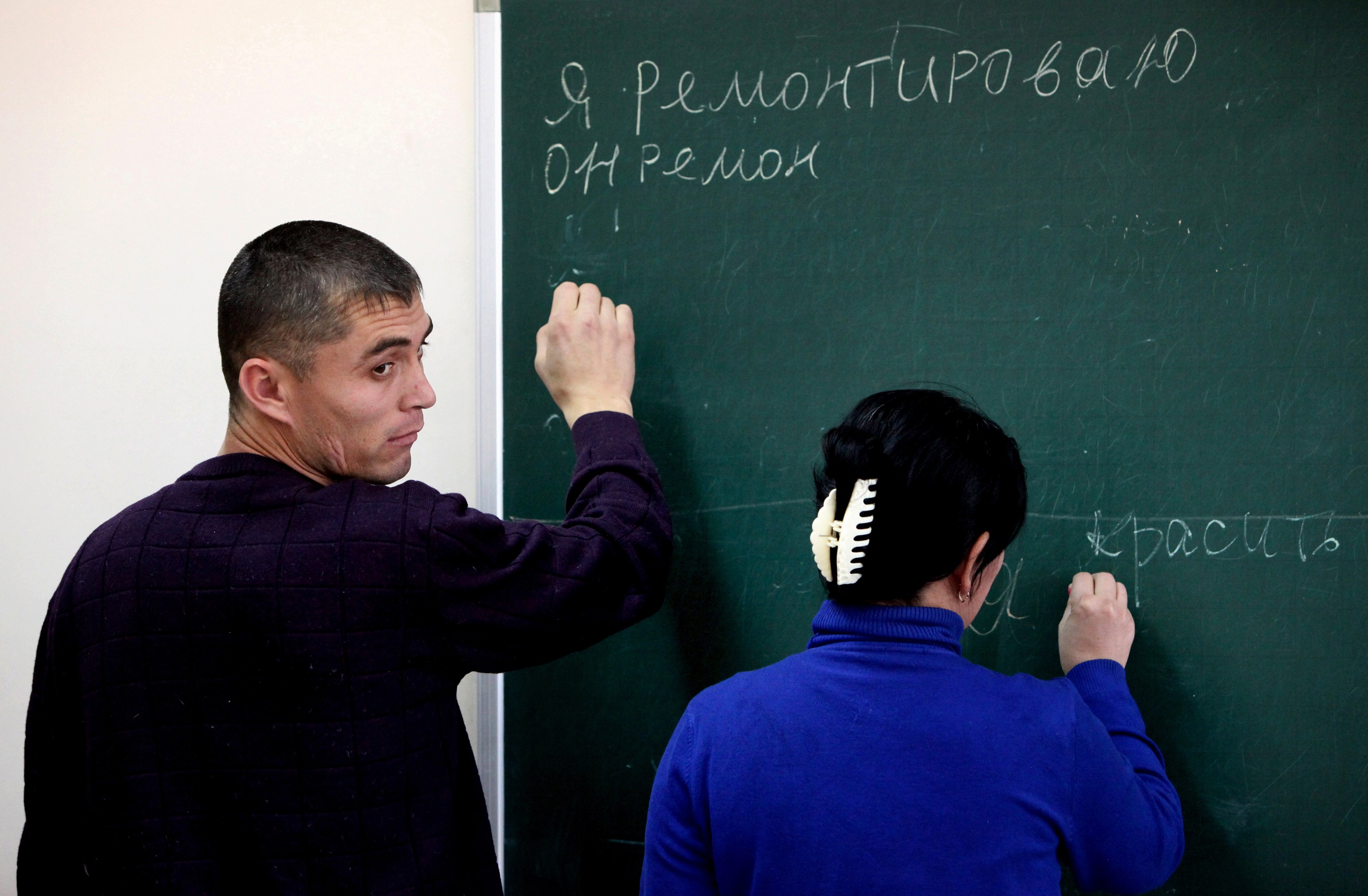 Учащиеся на занятиях по русскому языку для мигрантов 