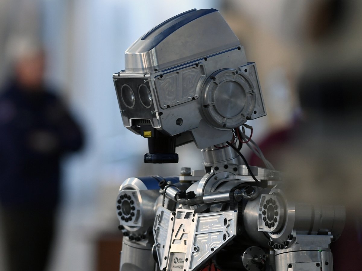Началось: в российском МФЦ приняли на работу робота с ИИ (фото, видео)