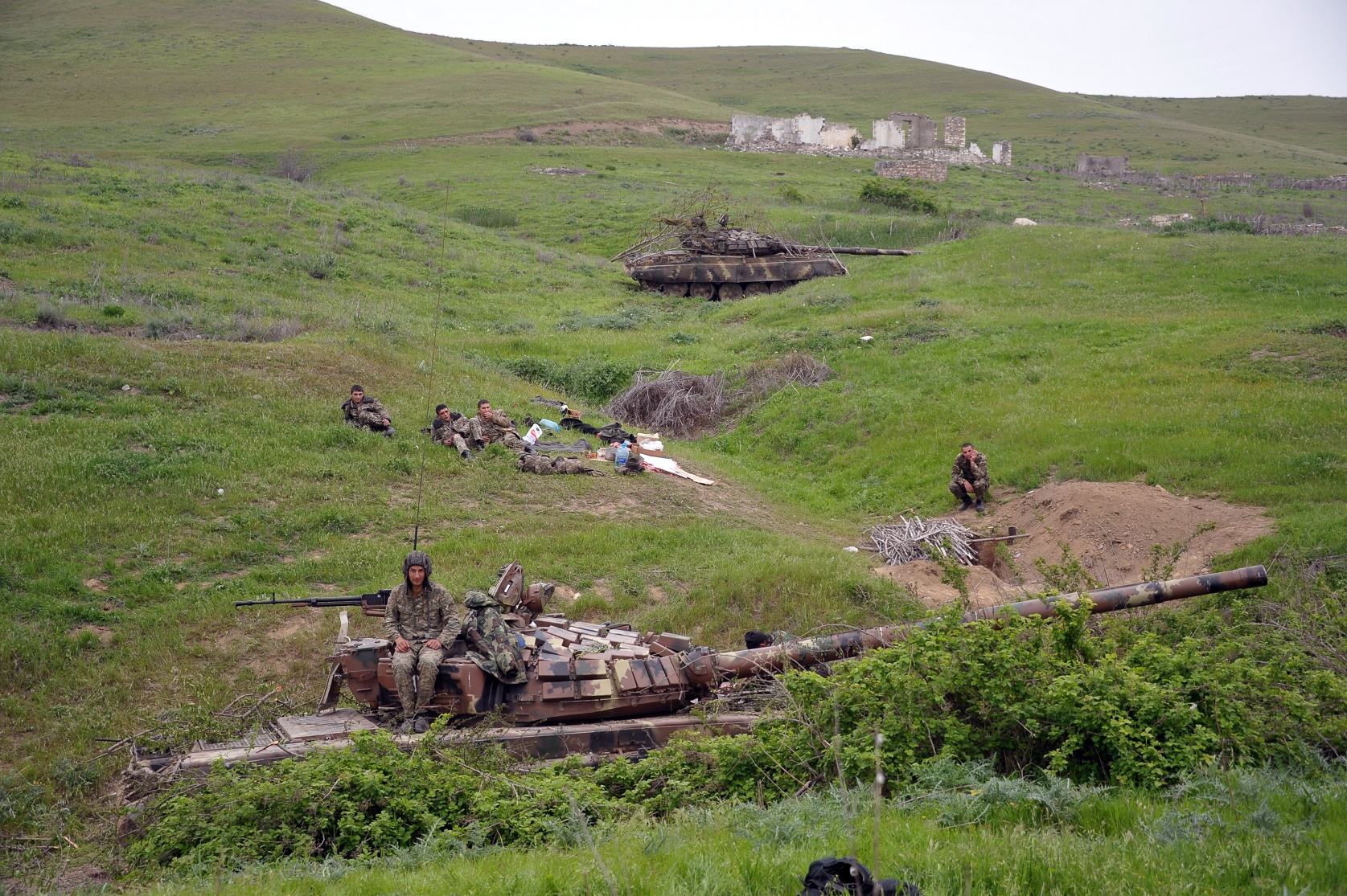 Танк Т-64 армии обороны Нагорного Карабаха на первой линии обороны